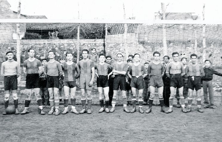 L'origen es remunta al'any 1939, al reunir-se per jugar a futbol i xerrar