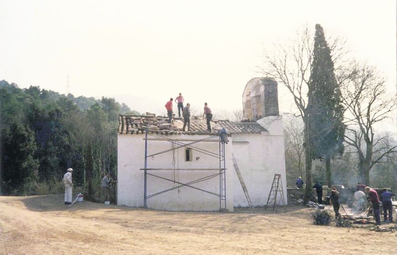 Refent la teulada de Sant Medir