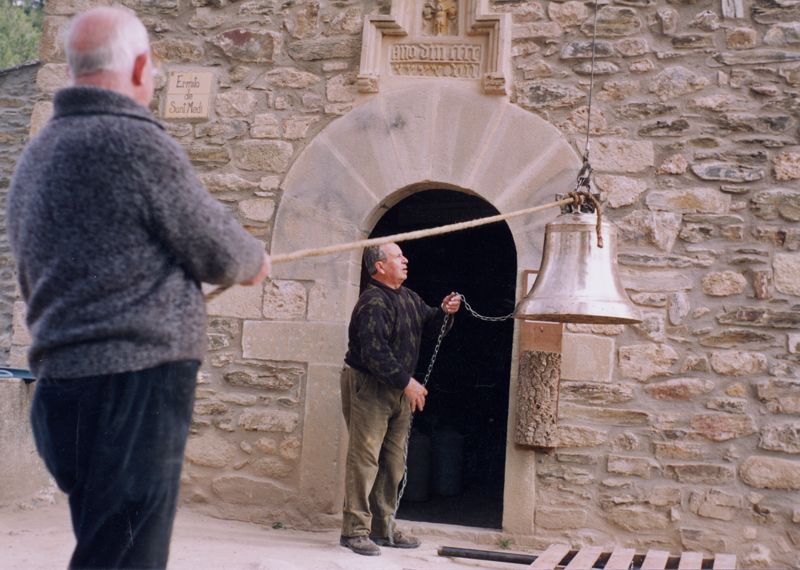 Jan Buscallà posant la campoana a Sant Medir (1993)