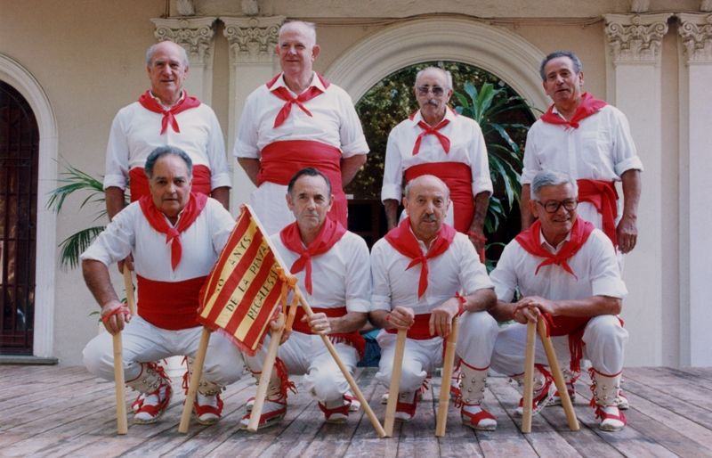 Vestitd de bastoners, el grup en una de les activitats per celebrar els seus 50 anys