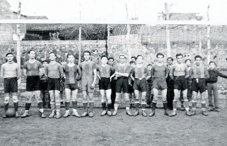 L'origen de la Penya Regalèssia es remunta al'any 1939, al reunir-se per jugar a futbol i xerrar
