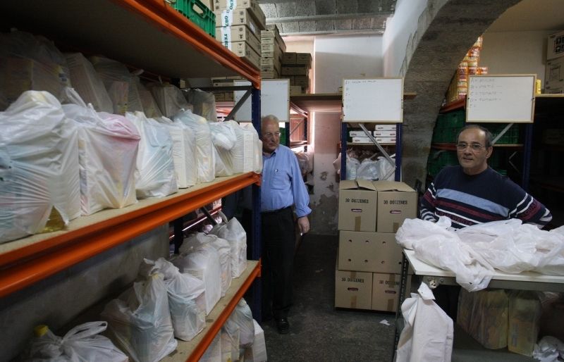 Voluntaris de Càritas treballant a El Rebost de l'entitat FOTO: Arxiu