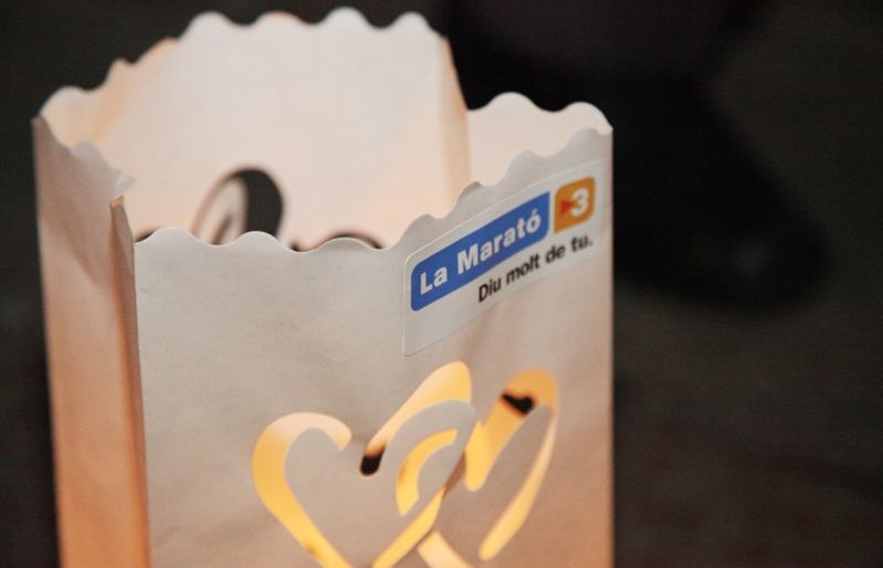 Encesa de fanalets a la plaça d'Octavià. FOTO: Lali Puig