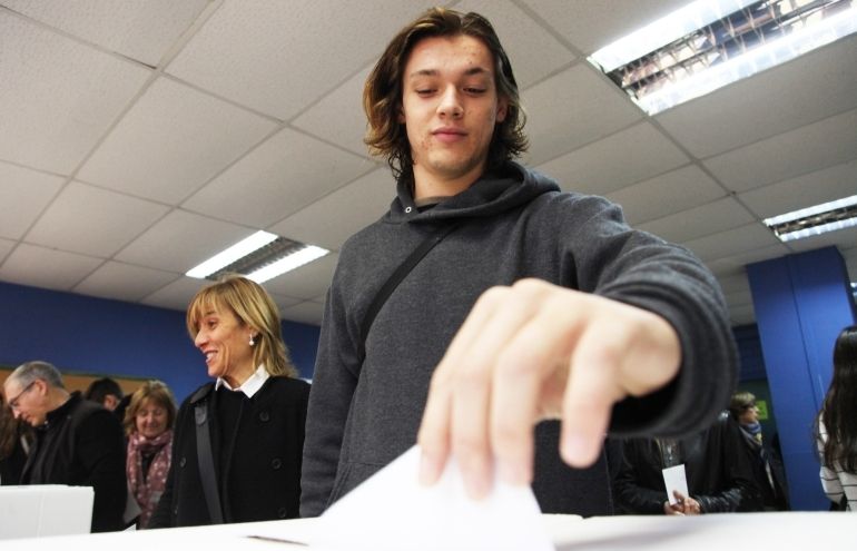 Un ciutadà votant el passat 9N. FOTO: Lali Puig