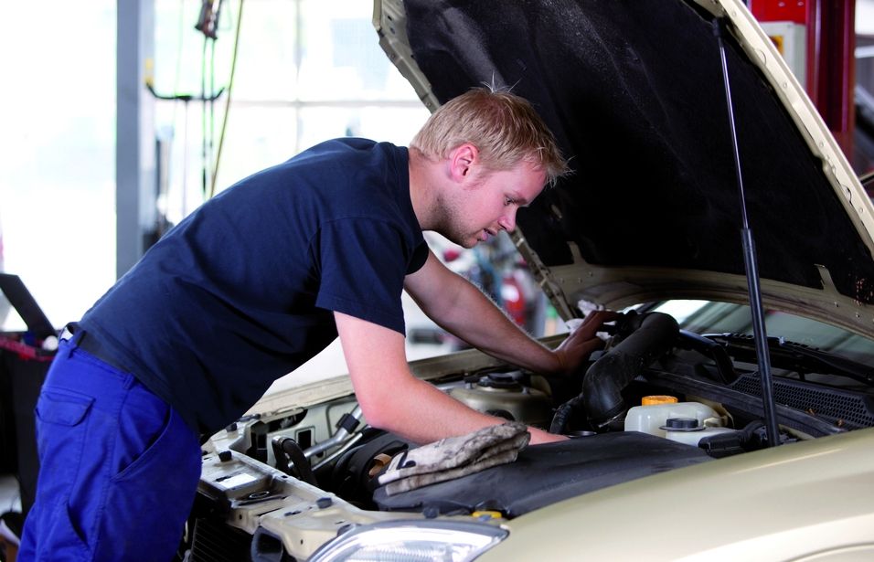 Manteniment del cotxe per protegir-lo i reduir emissions. FOTO: Cedida