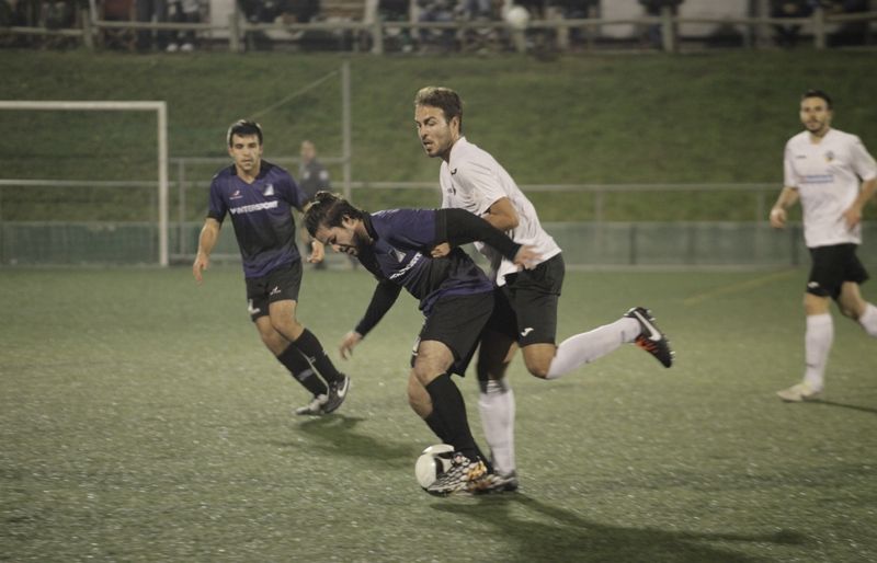 Xavi Mayol, en primer pla, autor del segon gol del Junior FC. FOTO: Artur Ribera