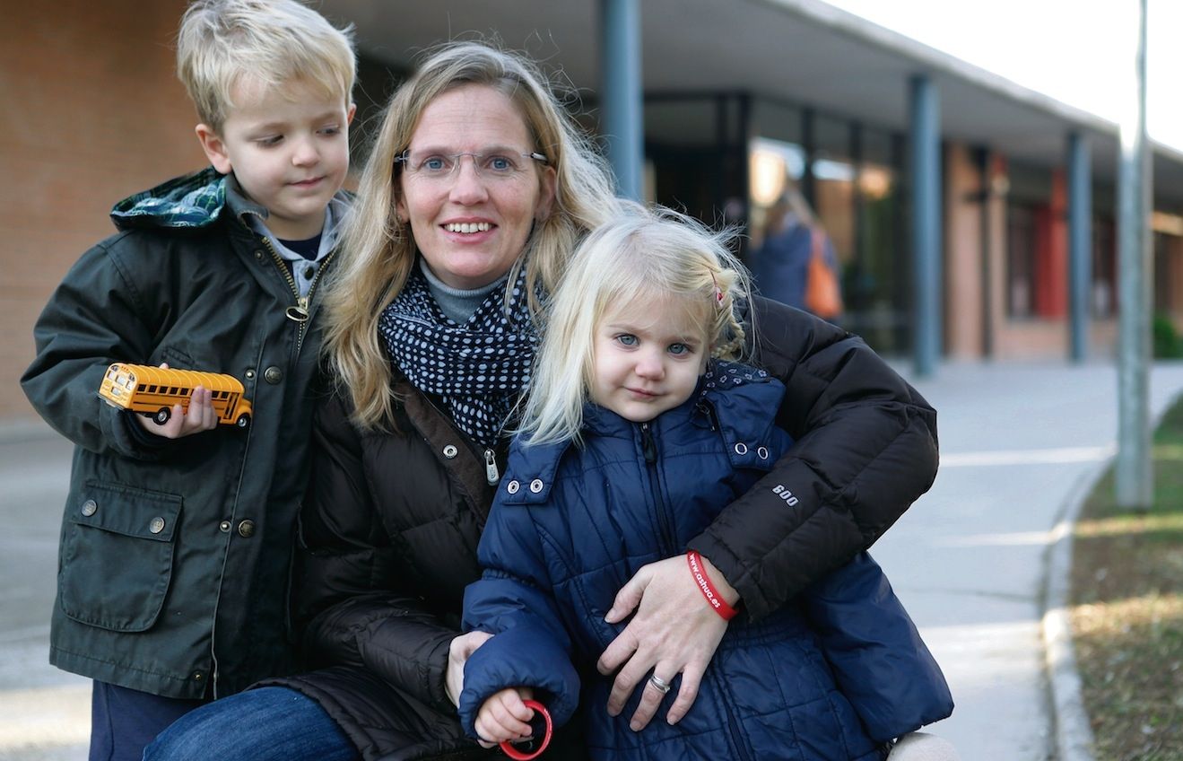 Nadia, la nena afectada per la SHUA, acompanyada de la seva mare i el seu germà FOTO: Artur Ribera