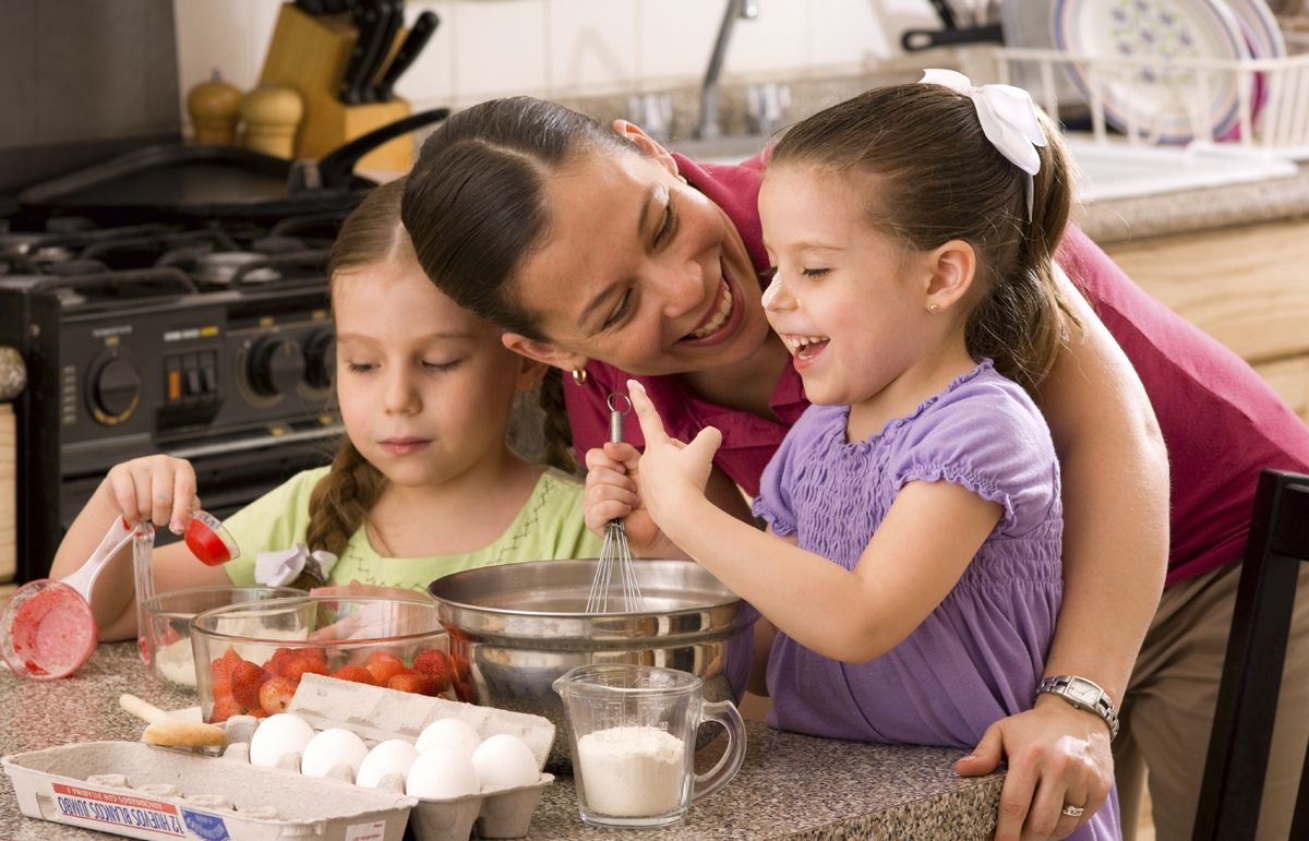 Ensenyar els nens a cuinar perquè trobin el menjar més atractiu. FOTO: Cedida
