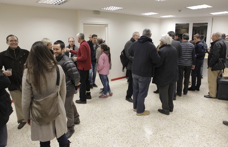 Més d'una cinquantena de socis han inaugurat la nova seu social. FOTO: Artur Ribera