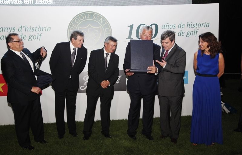 Enrique Hevia va rebre de Miguel Cardenal la medalla d'or del mèrit esportiu. FOTO: Lali Puig