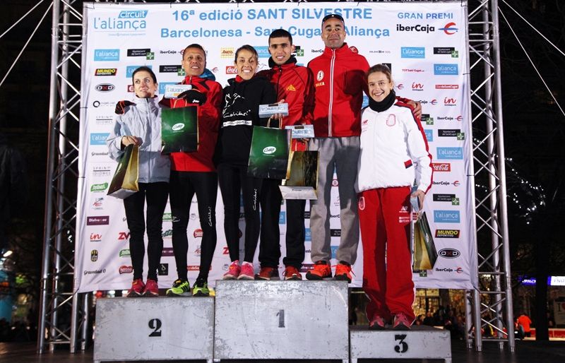 Els tres primers classificats de les dues categories, al podi. FOTO: Lali Puig