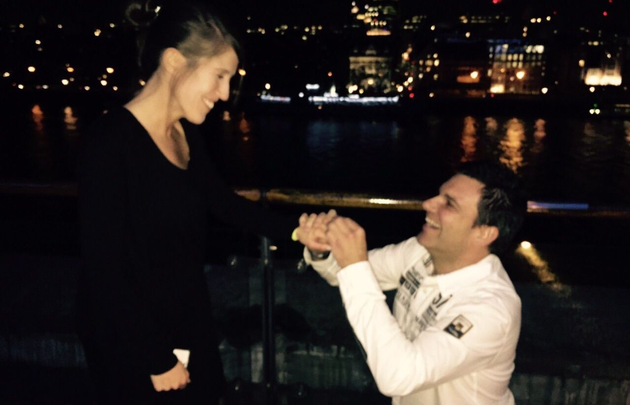 Cristian en el moment de declarar-se a l'exterior d'un restaurant de Londres. FOTO: Cedida