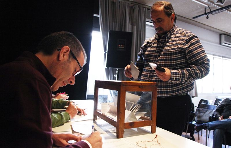 Jaume Quiñonero, el nou president del CP Sant Cugat Atlètic, exercint el seu dret a vot. FOTO: Lali Puig