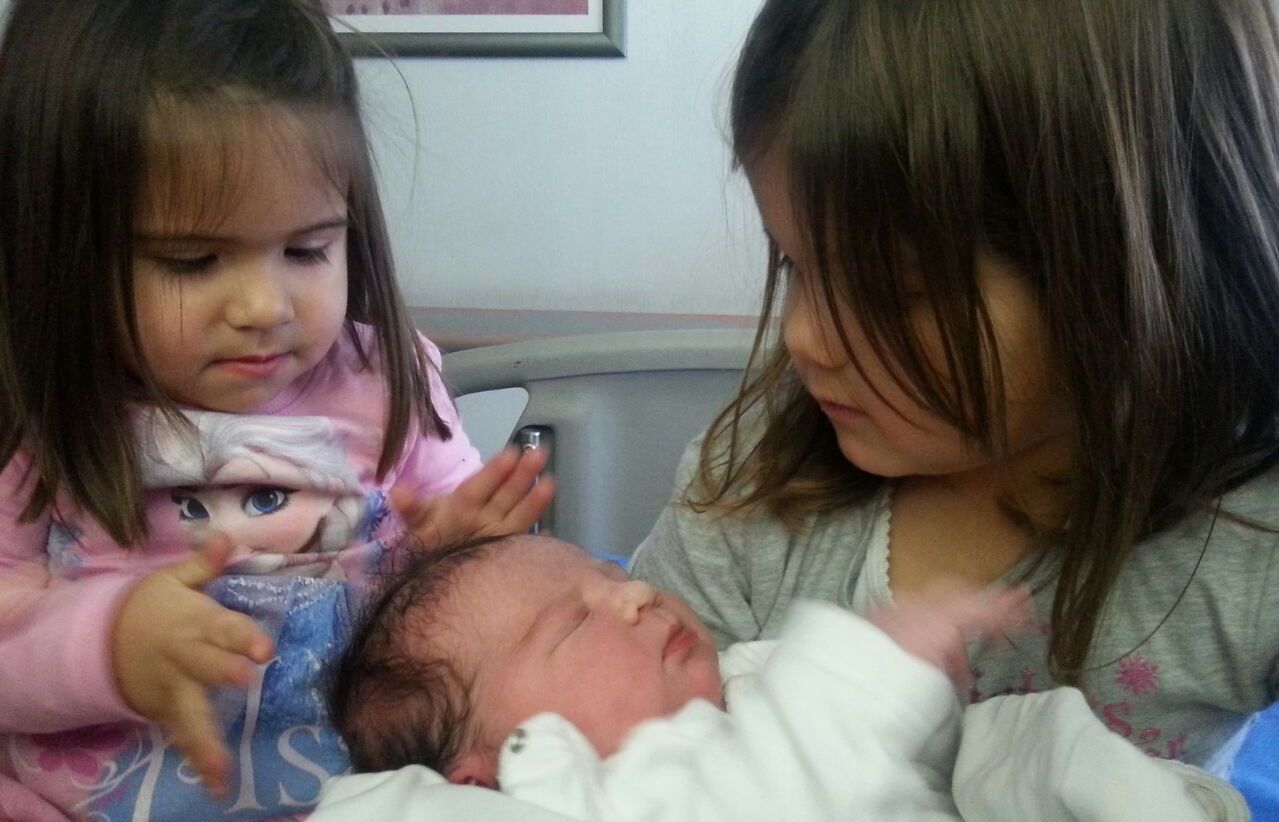 La petita Carla acompanyada de les seves germanes Martina i Paula. FOTO: Cedida