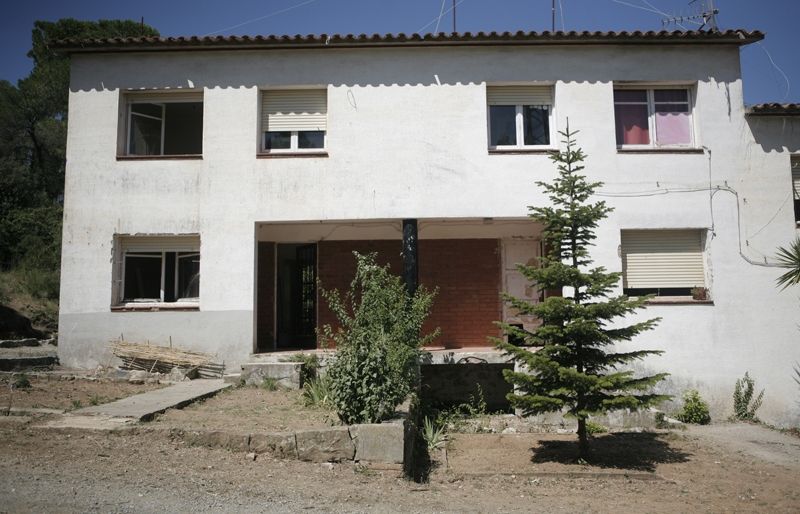 Les cases dels mestres a la Floresta estan al costat del pavelló de Can Llobet. FOTO: Artur Ribera