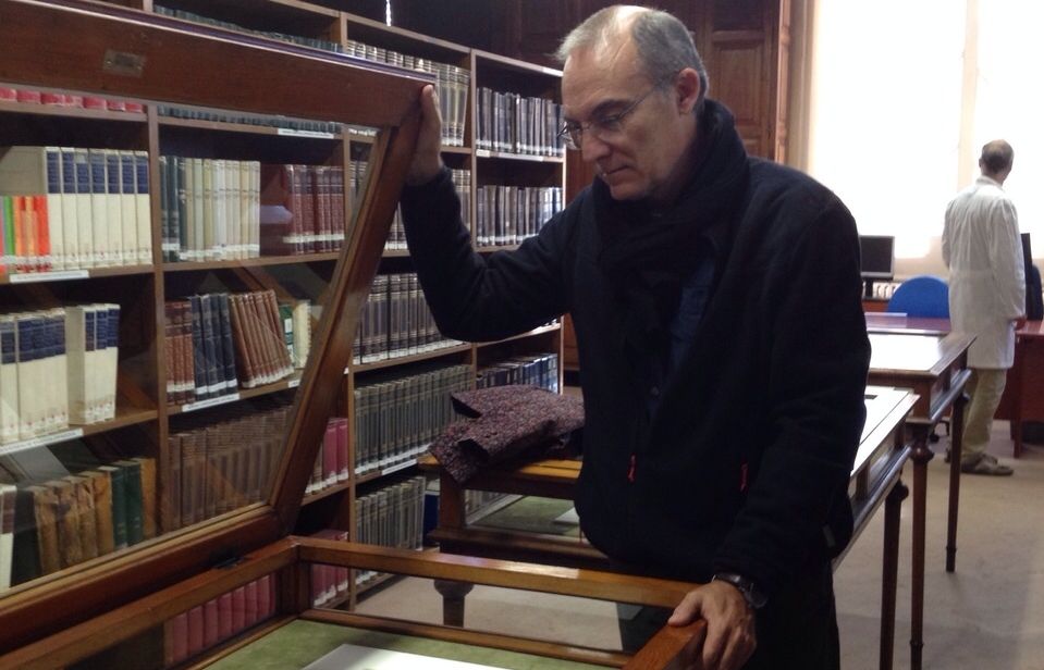 Furió mirant els gravats de Dürer exposats en una de les vitrines de la Biblioteca de Lletres de la UB. FOTO: Cedida