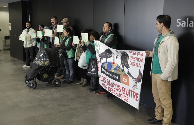 Concentració de la PAH duran a l'ajuntament durant la reunió. FOTO: Artur Ribera