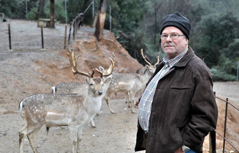 Josep Castillo fa més de vint anys que acull animals a la seva finca. FOTO: Artur Ribera