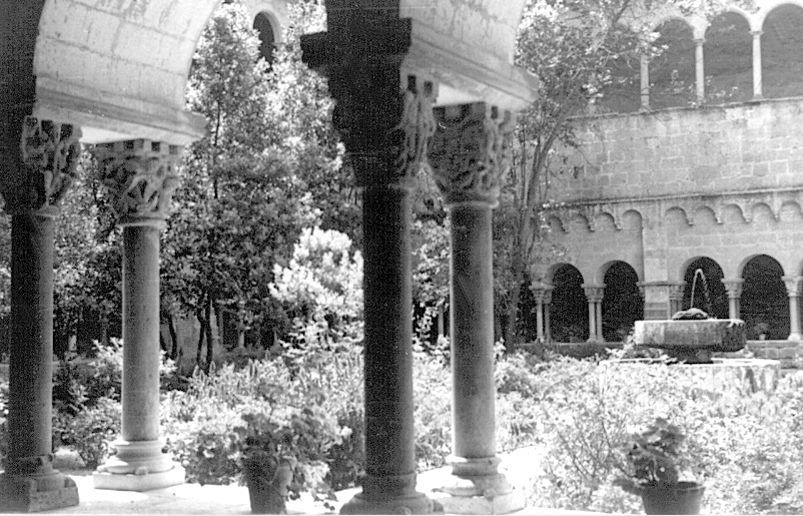 Imatge del claustre als anys 50. FOTO: Arxiu