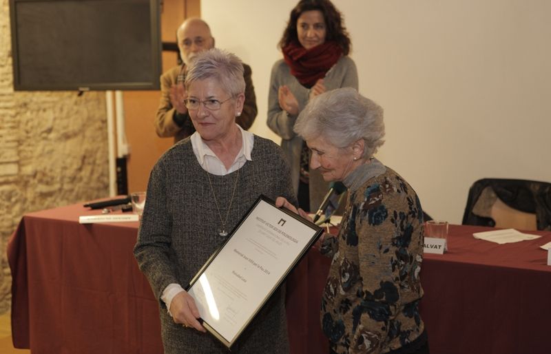 Maixabel Lasa (a l'esquerra) ha rebut el diploma de mans de la presidenta de l'Institut Victor Seix, Montserrat Salvat. FOTO: Artur Ribera
