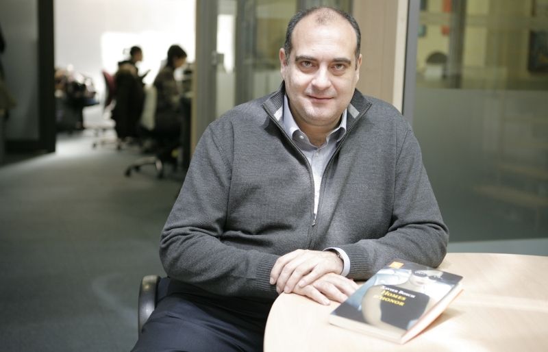 L'escriptor i periodista de Sant Cugat Xavier Bosch en una entrevista al TOT FOTO: Artur Ribera