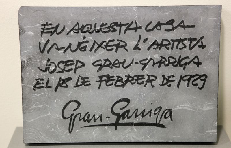 La placa, obra de Pep Codó, lluirà al carrer de Sant Antoni, 42. FOTO: A.Ribera