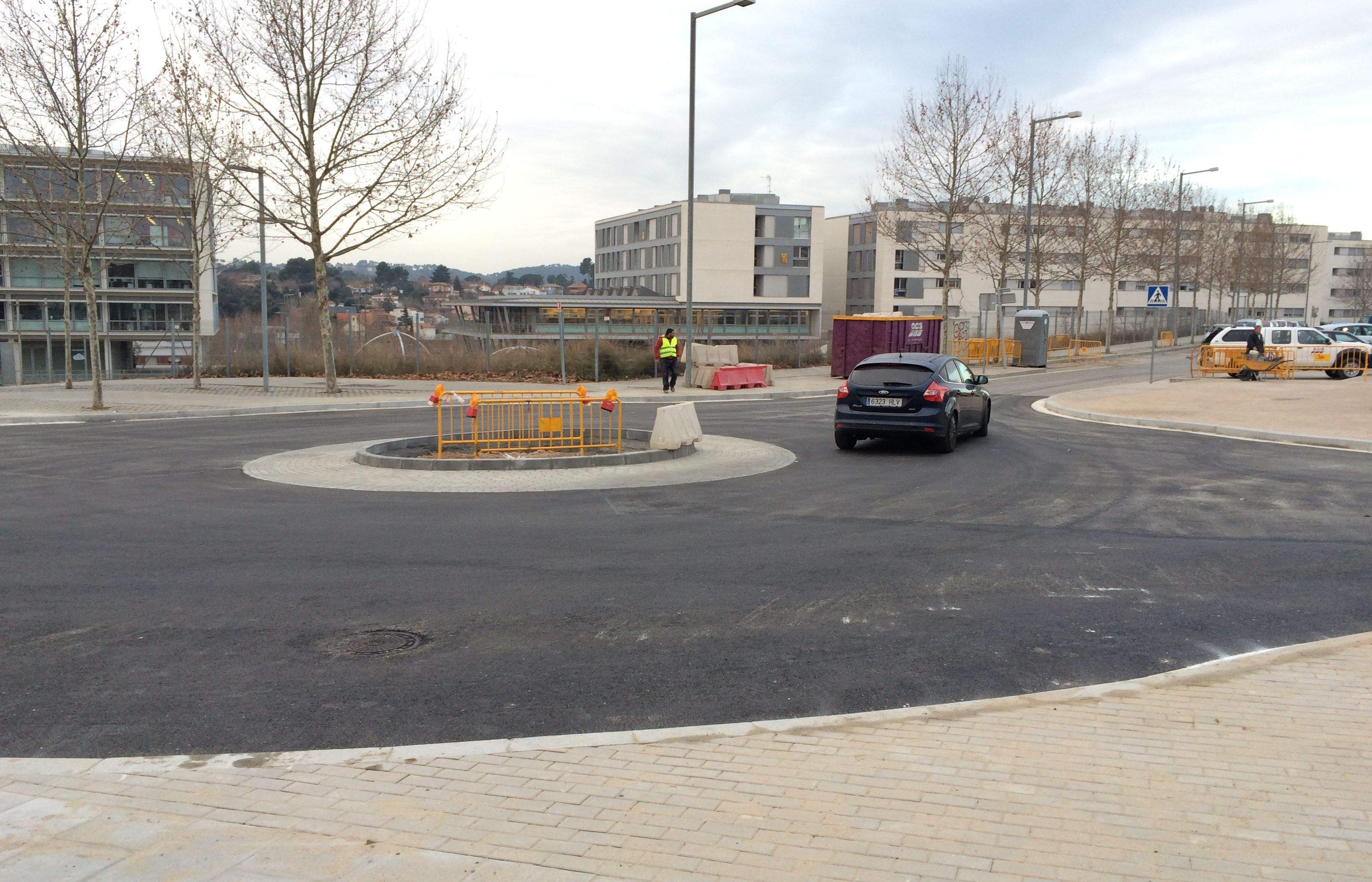 Aquest divendres al matí ja passaven cotxes per la nova rotonda. FOTO: Josep Maria Vallès