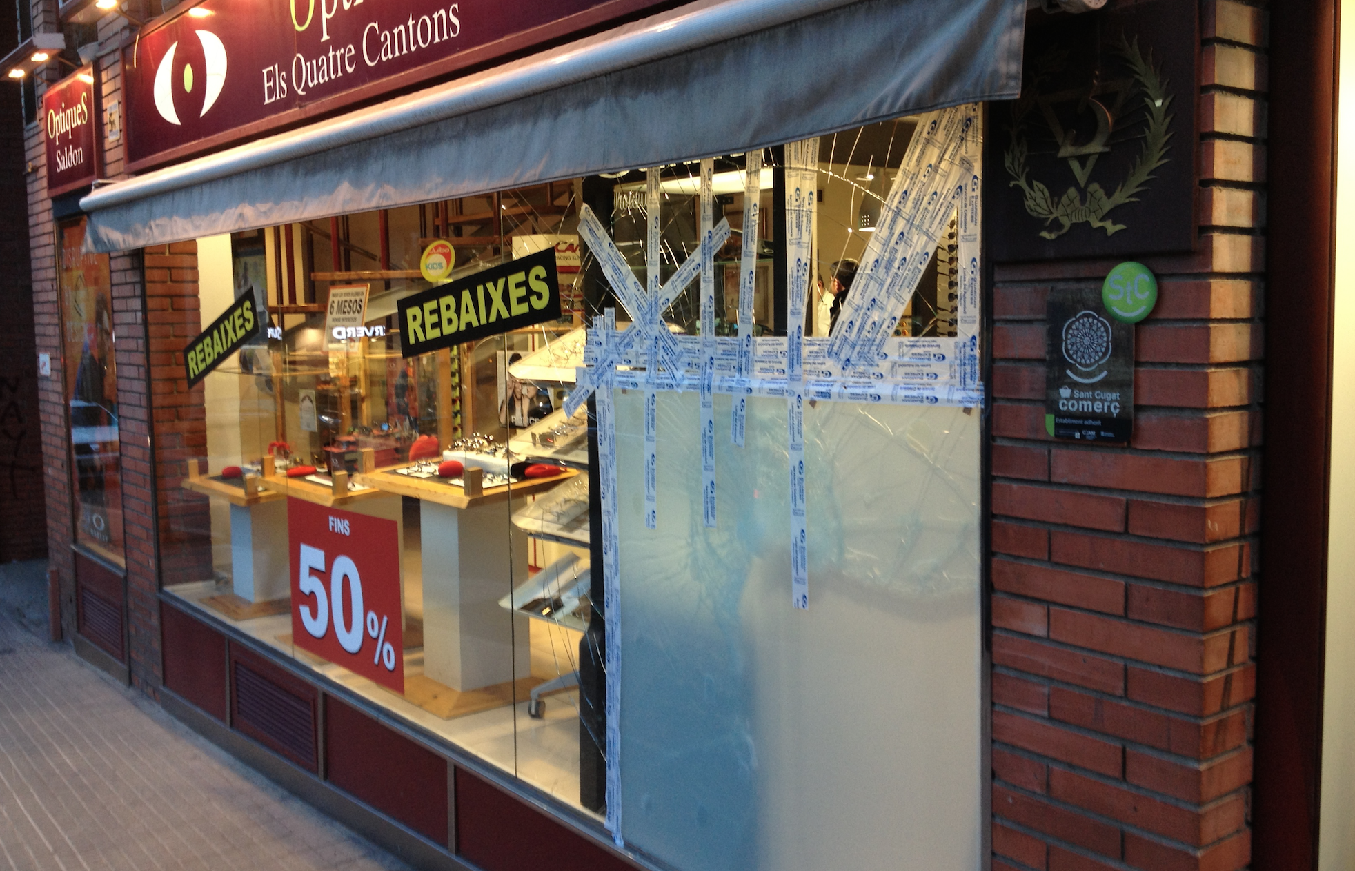 L'aparador de l'establiment va patir l'impacte d'una pedra. FOTO: Artur Ribera 