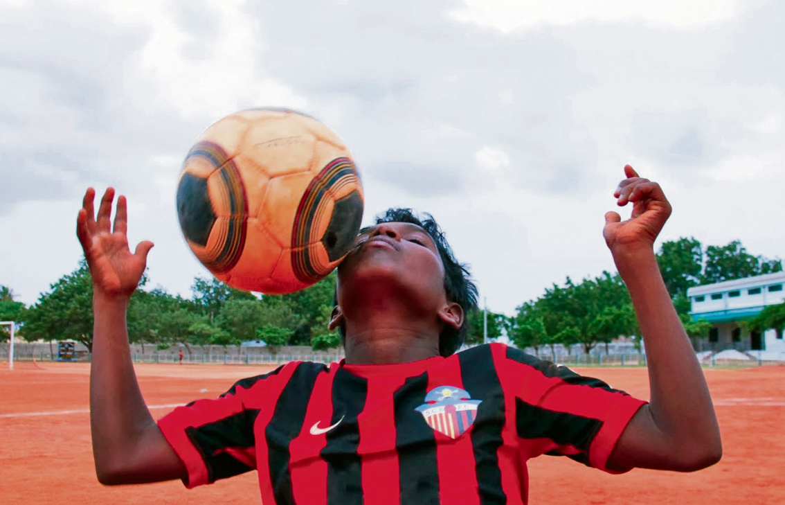 Un nen entrena amb la samarreta del Sant Cugat Esport FC al Campus Índia. FOTO: Cristina Guixeras 