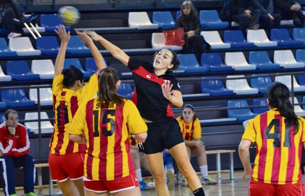 El sènior femení del Club Handbol Sant Cugat, en un partit de lliga amb lH. Gavà. FOTO: CH Sant Cugat