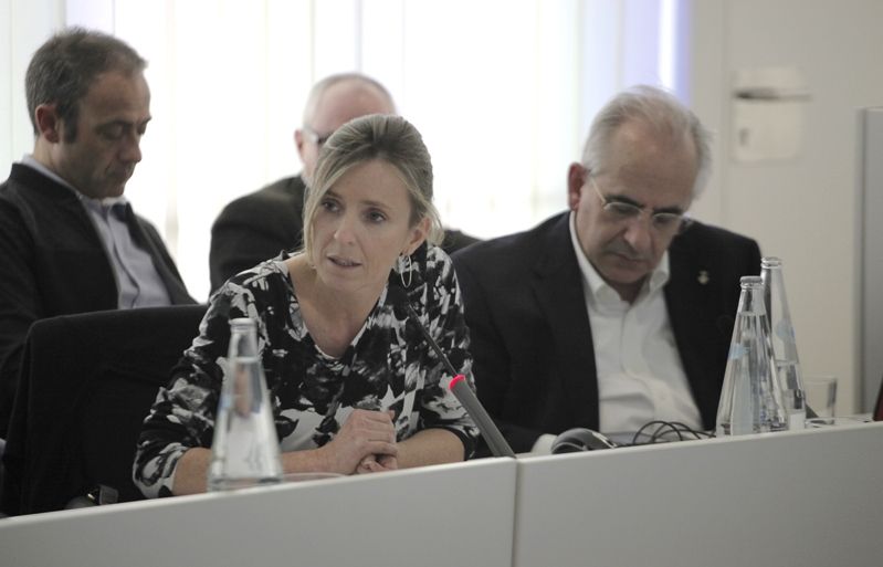 Esther Salat defensant la posició de l'equip de Govern durant el Ple municipal del mes de febrer celebrat dilluns dia 16. FOTO: Artur Ribera