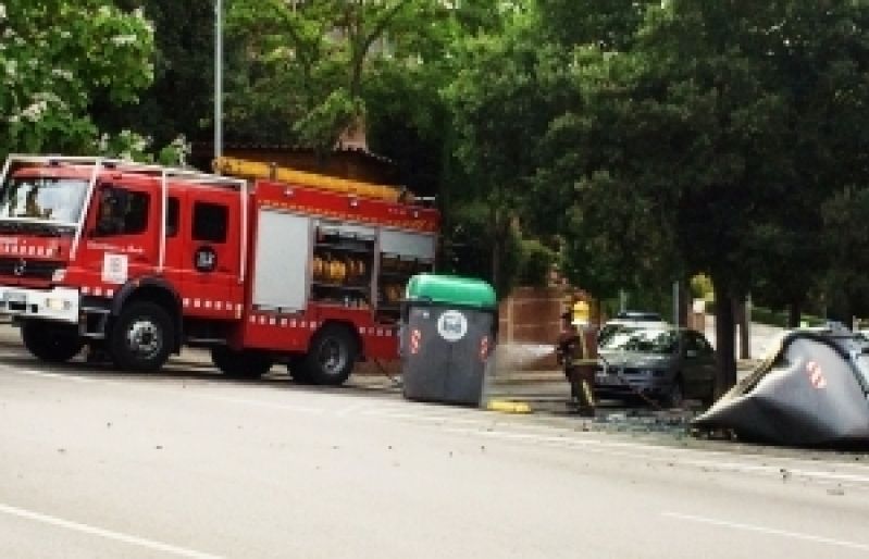 Els Bombers treballant al passeig d'Olabarria el maig del 2014. FOTO: Laura Grau 