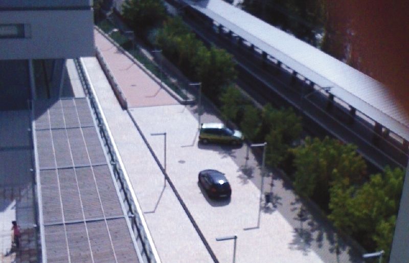 Fotodenúncia que va enviar una lectora al TOT Sant Cugat sobre aparcaments irregulars a la Biblioteca de Mira-sol. FOTO: Cristina F.