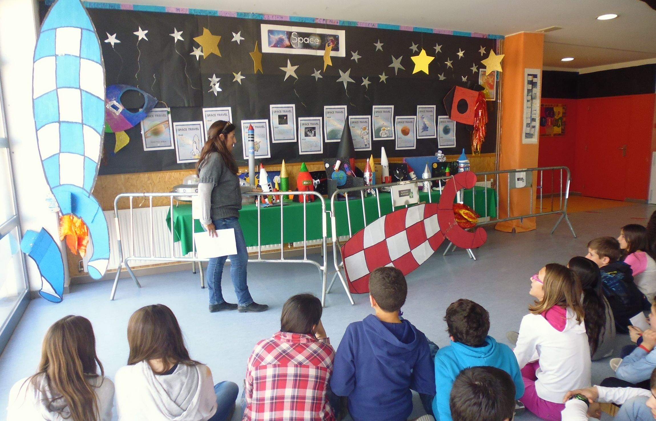 Els alumnes de l'escola L'Olivera en un dels tallers. FOTO: Cedida