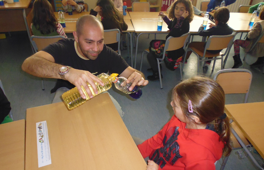 Pares i mares de l?escola i famílies voluntàries, estan realitzant 35 tallers. FOTO: Cedida