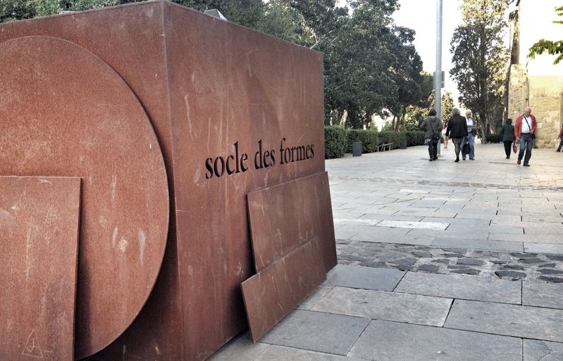 Actualment, l'obra està ubicada al davant del Museu del Monestir. FOTO: Artur Ribera