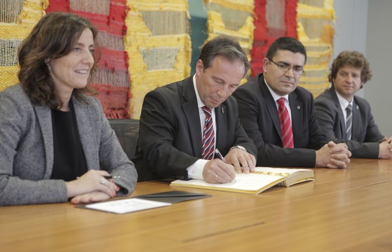 L'alcalde d'Haba signant el llibre d'honor de la ciutat. FOTO: Artur Ribera