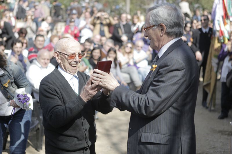 L'alcalde Xavier Trias entregant el guardó a Miquel Garrell