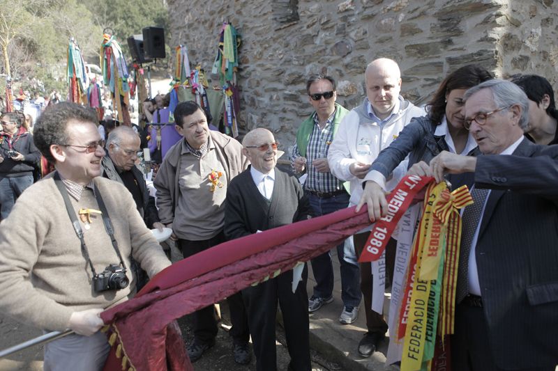Trias i Conesa posant les llaçades a les banderes