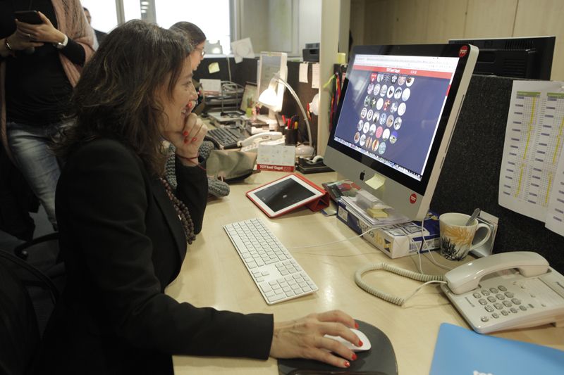 Mercè Conesa just en el moment de fer el registre. FOTO: Artur Ribera