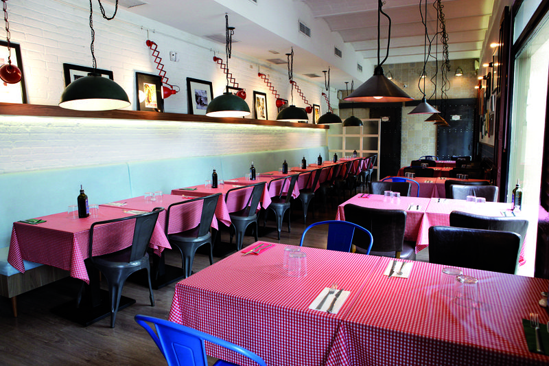 Espectacular terrassa davant del Monestir. Màgia de prop cada dijous a les 20.30 h