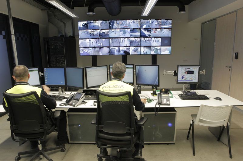 Agents davant els monitors de videovigilància al Centre de Coordinació de la Policia Local FOTO: Artur Ribera