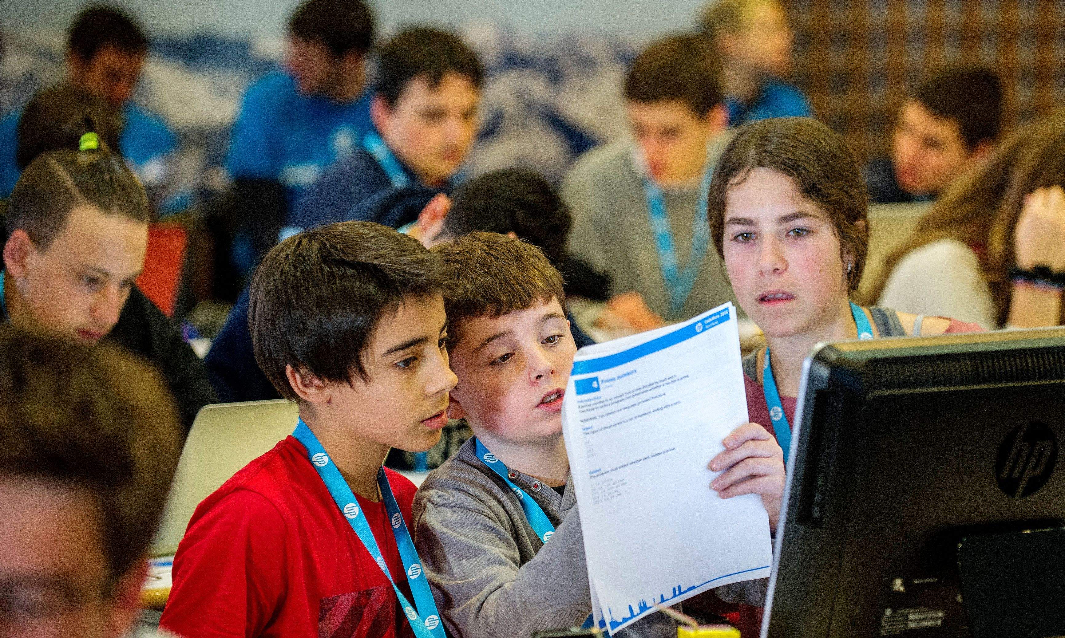 En total hi ha hagut 100 equips de 3 estudiants cadascun. FOTO: cedida