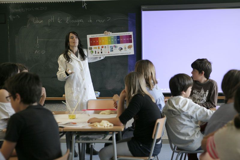 Alumnes en una classe de l'escola santcugatenca L'Olivera. FOTO: Artur Ribera