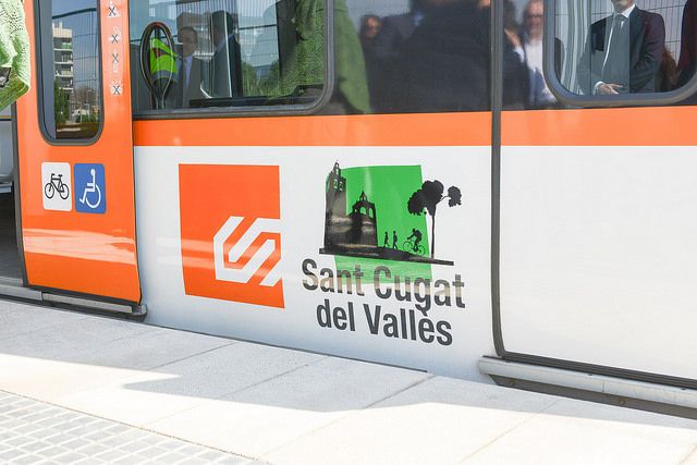 Una de les 19 unitats de tren de la sèrie 113 porta aquest distintiu de Sant Cugat. FOTO: Localpres