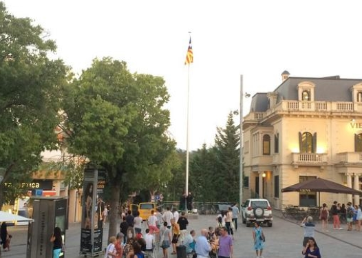 L'estelada oneja a la plaça de l'estació des del setembre..