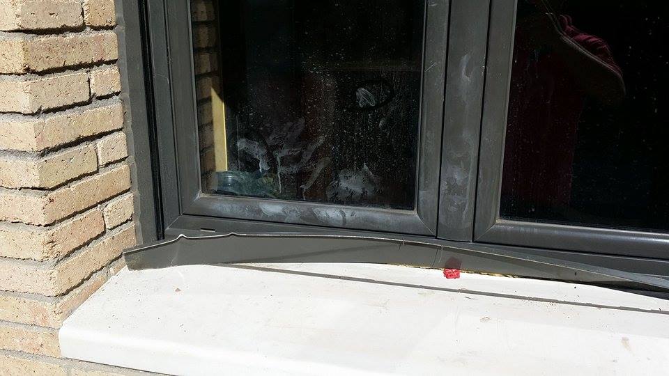 Els lladres van forçar la finestra de la cuina per entrar. FOTO: Cedida