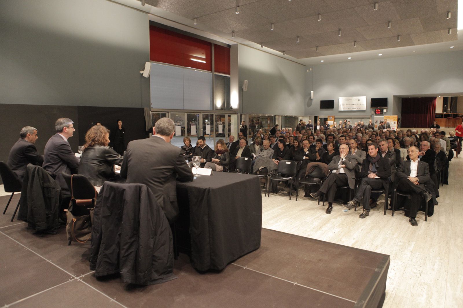 El vestíbul del Teatre-Auditori s'ha omplert per la presentació del llibre de Vallès. FOTO: Artur Ribera