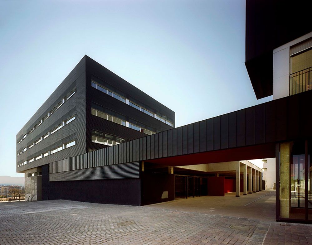 L'edifici de Volpelleres Centre es troba al costat de l'estació de Ferrocarrils del barri. FOTO: Arxiu