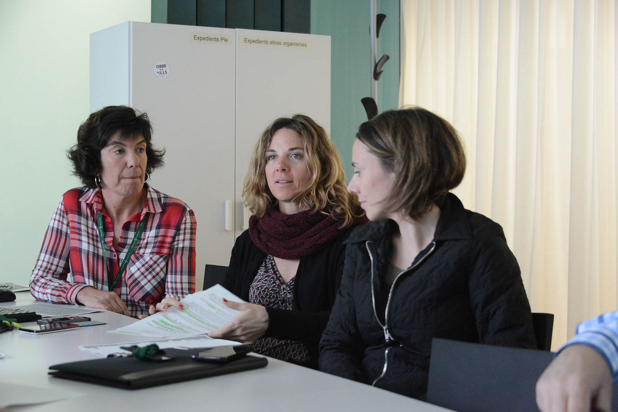 La directora de l'OMIC, Mercè Álvarez, i la regidora Joana Barbany, han presentat la Memòria de l'OMIC de 2014. FOTO: Localpres